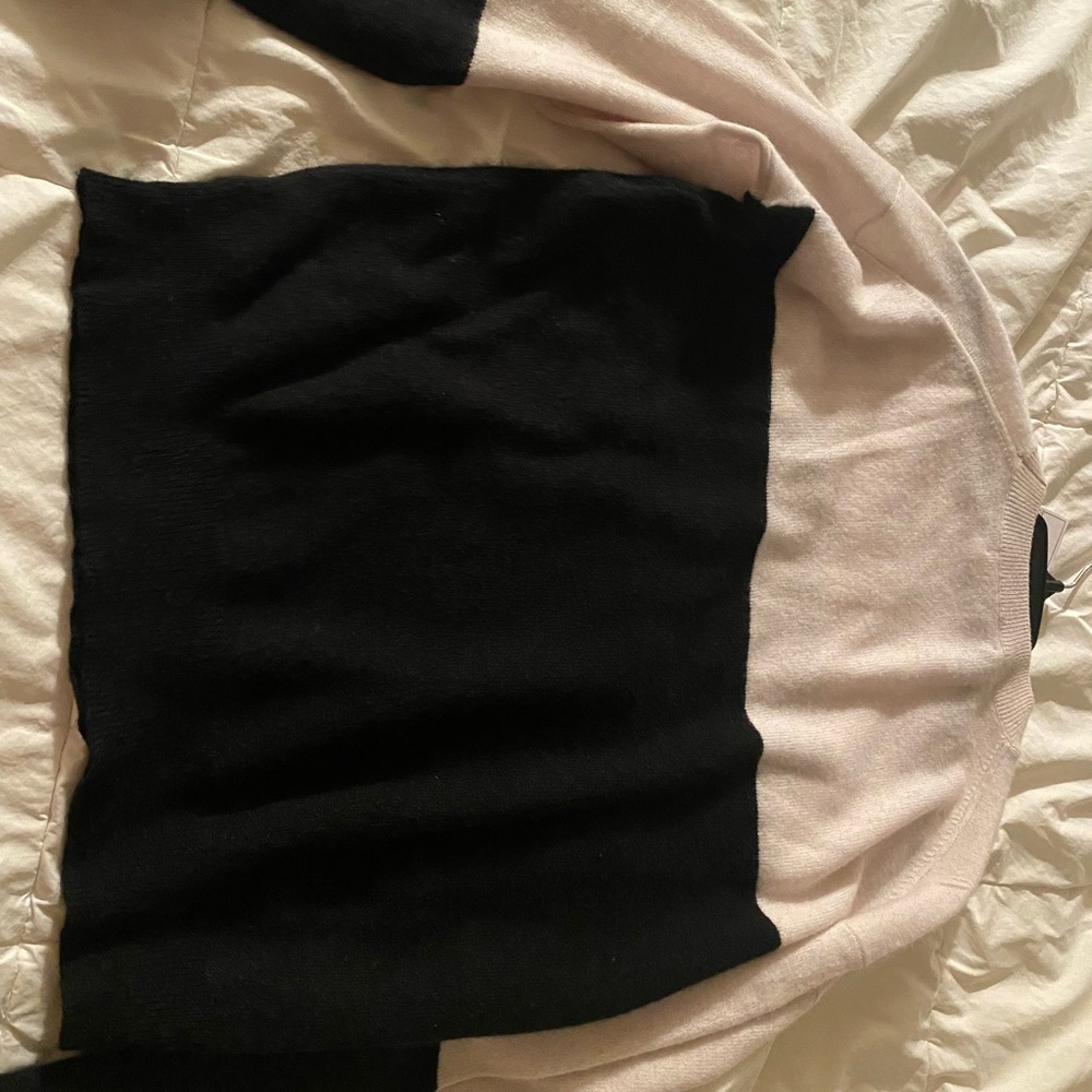 "Aprs ski"
100% cashmere
Dry clean only
Knit fabric
Manufacturer Style No. 43170 - Picture 7 of 7
